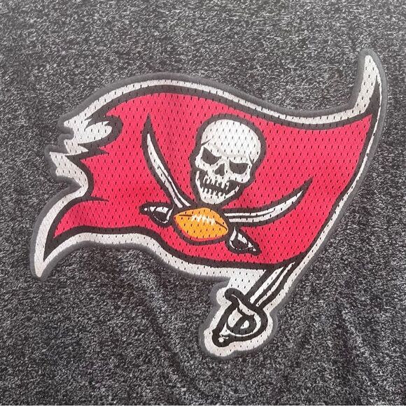 NFL Team Apparel gray Tampa Bay Bucs tshirt size medium - Picture 3 of 4